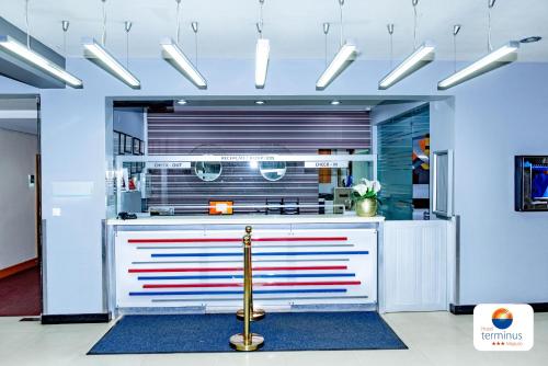 a kitchen with blue walls and a stove top oven at Hotel Terminus Maputo in Maputo
