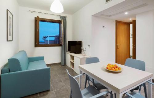 ein Esszimmer mit einem Tisch und Stühlen sowie einer Obstschale in der Unterkunft 2 Bedroom Amazing Home In Marina Di Modica in Marina di Modica