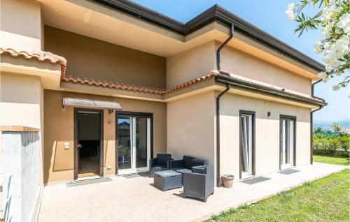 カザール・ヴェリーノにあるAwesome Apartment In Casalvelinoのパティオ付きの家のレンダリング