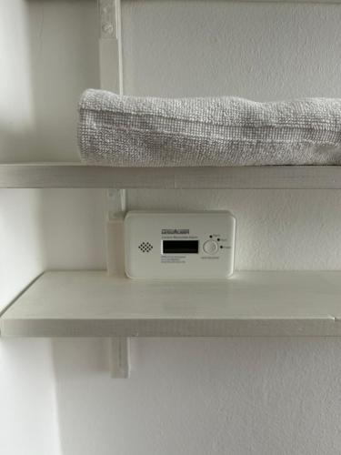 a scale on a shelf in a bathroom at Casa Antica Pietra Spilimbergo in Spilimbergo
