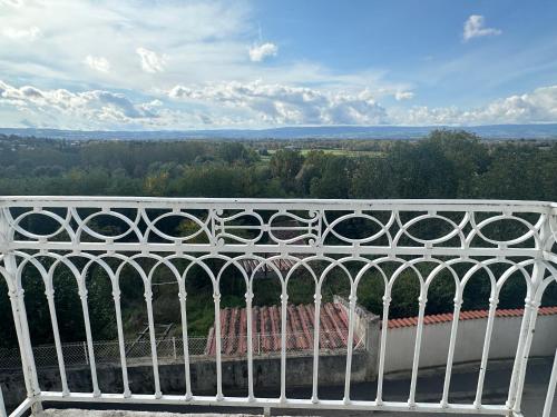 Μπαλκόνι ή βεράντα στο Appartement confortable Andrezieux Boutheon