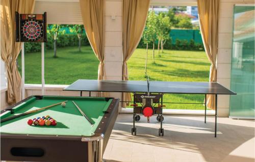 Stunning Home In Seget Donji