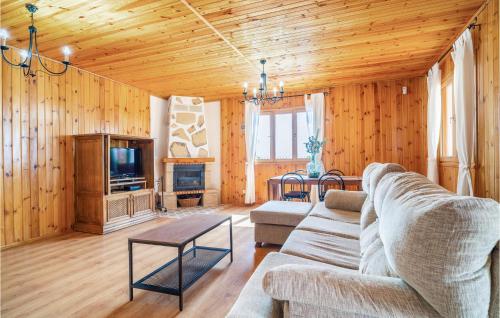 a living room with a couch and a tv at Amazing Home In El Borge With Wifi in Moclinejo