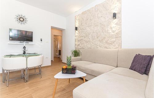 Μια τηλεόραση ή/και κέντρο ψυχαγωγίας στο 3 Bedroom Lovely Apartment In Vrpolje
