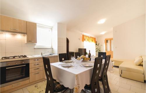 Kuchyň nebo kuchyňský kout v ubytování Gorgeous Home In Vodnjan