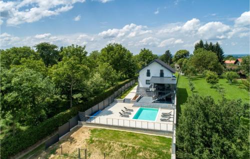 an aerial view of a house with a swimming pool at Lovely Home In Vinogradi Ludbreski in Ludbreg