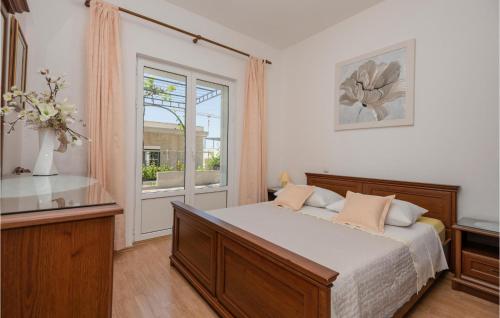 Three-Bedroom Apartment In Makarska