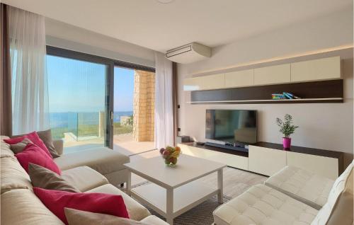 GrmaniにあるVilla Infinityのソファとテーブルのあるリビングルーム