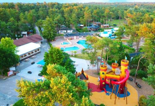 une vue aérienne d'un parc aquatique avec une aire de jeux dans l'établissement Luxe groot chalet voor 6 personen op de Veluwe!, à Doornspijk