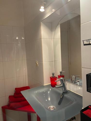 une salle de bain avec un lavabo et un miroir dans l'établissement Pacini, à Bonifacio