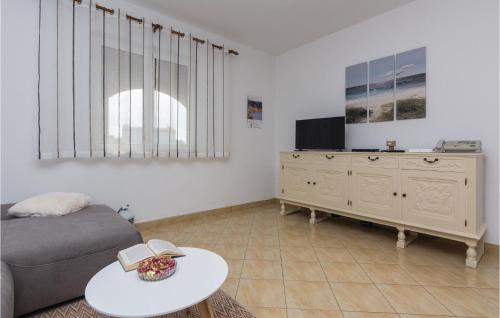 salon z kanapą i stołem w obiekcie Holiday Home Vrsi I w mieście Vrsi