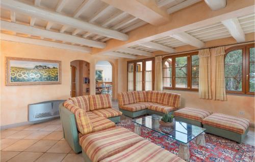 a living room with couches and a table at Villa Monte Bottigli in Grosseto