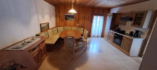 Rohr im GebirgeにあるApartment Weintraubeのテーブルとキッチンのあるリビングルーム