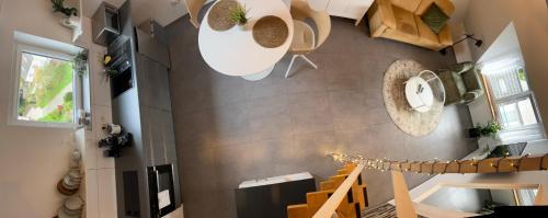 ein Zimmer mit einer Treppe und einer Wand mit Pflanzen in der Unterkunft Gemütliche Maisonette-Wohnung in Sankt Augustin Menden in Sankt Augustin
