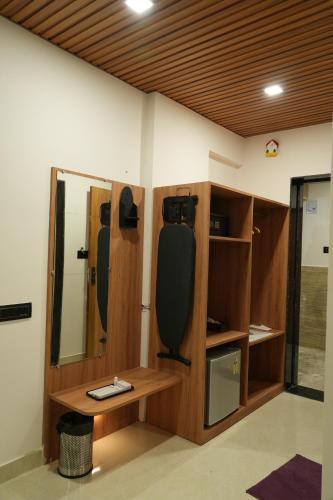 a room with a mirror on the wall at SKD RESORT AND CLUB in Barvāla
