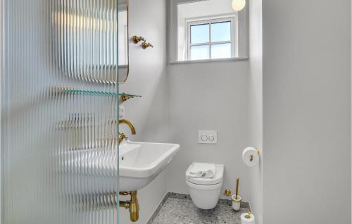 Ένα μπάνιο στο Cozy Apartment In Humble With Wifi