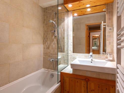 瓦勒迪泽尔Confort 2P avec Wifi et Parking à Val-d'Isère - FR-1-694-69的带浴缸、水槽和淋浴的浴室