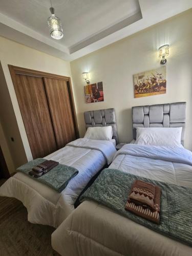 two beds sitting next to each other in a bedroom at MIA Appartement N2 - Élégance, Confort et Sérénité in Casablanca