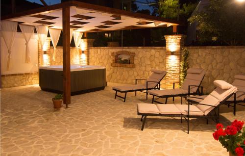 Χώρος καθιστικού στο Lovely Home In Barbat