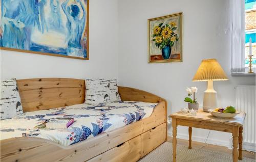 a bedroom with a bed and a table with a lamp at Cozy Apartment In Randers C With Wifi in Randers