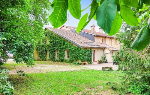 une maison avec du lierre poussant sur le côté dans l'établissement Pet Friendly Home In Boult-Aux-Bois, à Boult-aux-Bois