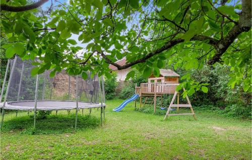 une aire de jeux avec trampoline et une maison dans l'établissement Pet Friendly Home In Boult-Aux-Bois, à Boult-aux-Bois