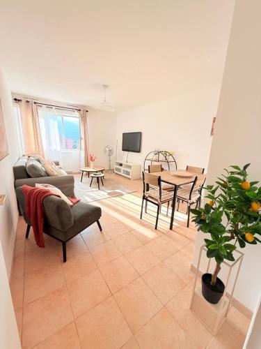 un salon avec un canapé et une table dans l'établissement Bastia vue Mer et Montagne, à Bastia