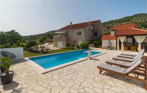 Three-Bedroom Holiday Home In Brstanovo