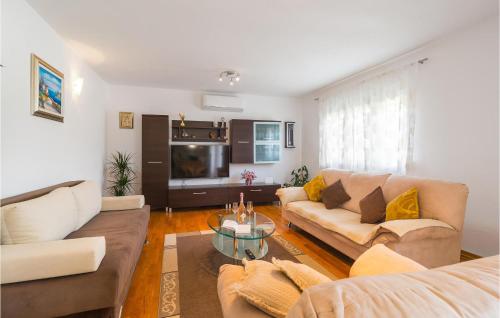 Posedenie v ubytovaní Three-Bedroom Holiday Home In Brstanovo