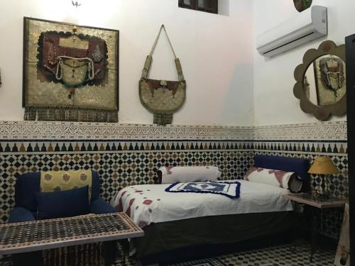 Ένα ή περισσότερα κρεβάτια σε δωμάτιο στο Riad d'Art de Fès