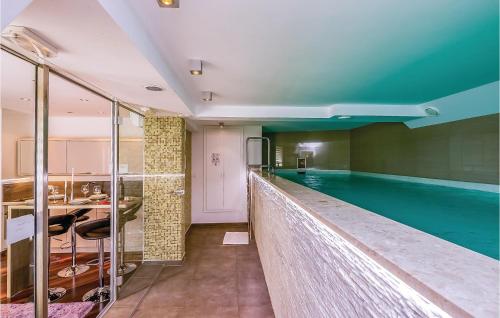 Bazén v ubytovaní Beautiful Apartment In Crikvenica alebo v jeho blízkosti