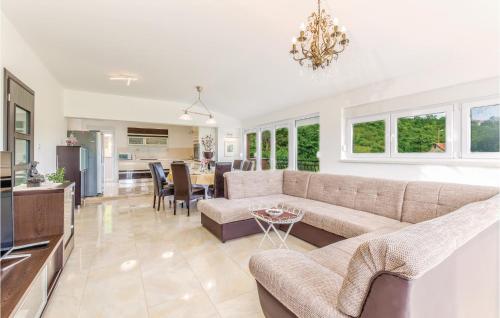 Khu vực ghế ngồi tại Beautiful Home In Sinj
