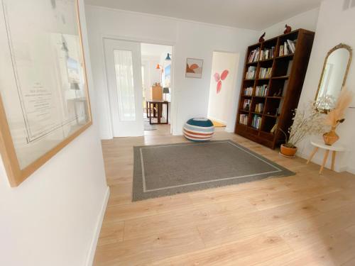 - un salon avec un tapis sur du parquet dans l'établissement Le Notre Dame maison spacieuse avec jardin, à Calais