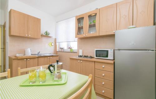 kuchnia ze stołem i lodówką w obiekcie Apartment Labin Kapelica Iii w mieście Labin