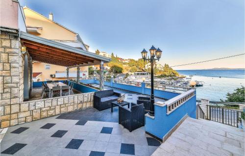 Eight-Bedroom Holiday Home Okrug Gornji With Sea View 05