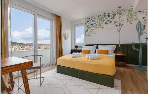 een slaapkamer met een bed met een groot raam bij Villa Miramarina in Tribunj