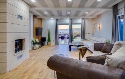 Una sala de estar con un sofá y una chimenea. en Villa Dona, en Nin