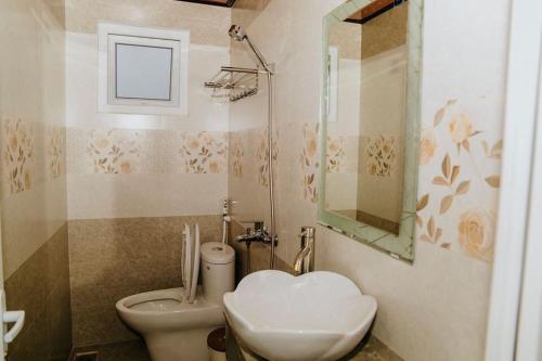 a small bathroom with a toilet and a sink at MIA Villa Đà Lạt in Khu Chi Lăng