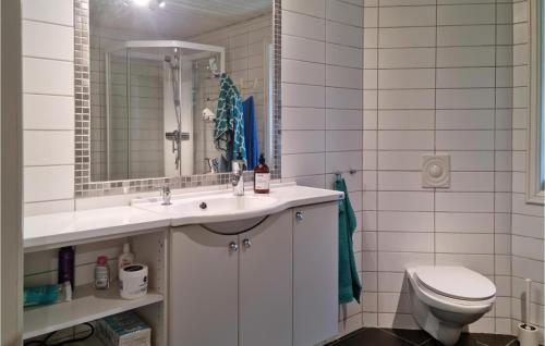 Ένα μπάνιο στο Lovely Home In Grimstad