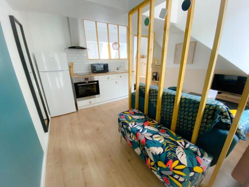 un salon avec un canapé et une cuisine dans l'établissement Le Temple 2, à Calais