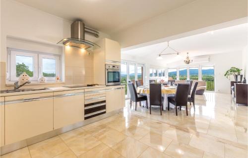 Nhà bếp/bếp nhỏ tại Beautiful Home In Sinj