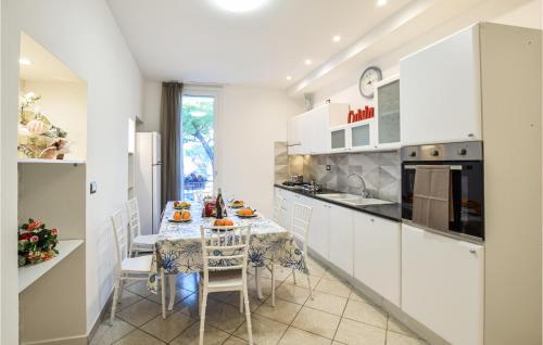 Kuchyň nebo kuchyňský kout v ubytování Stunning Apartment In Cervia With Wifi