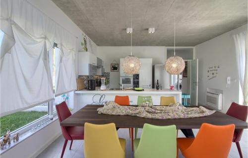 een keuken en eetkamer met een tafel en stoelen bij Villa Windrose in Pula