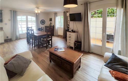 un salon avec un canapé et une table dans l'établissement Beautiful Home In Agde, à Agde