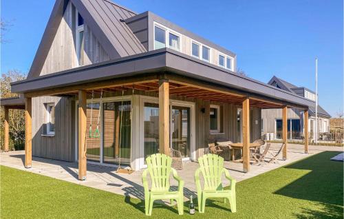 una casa con dos sillas de jardín y una casa en Maroma Regal, en Kamperland