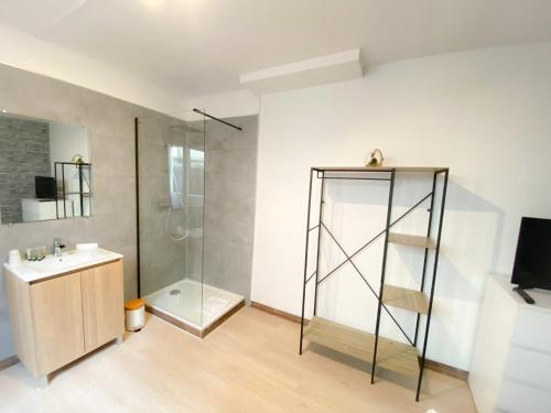 une salle de bain avec une douche, un lavabo et des toilettes dans l'établissement Le Worker 2, à Calais