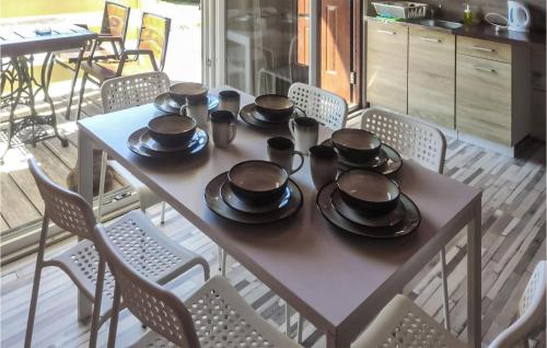 un tavolo di legno con sopra dei cappelli neri di Pet Friendly Home In Ustronie Morskie a Ustronie Morskie