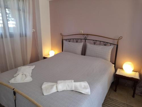 a bedroom with a bed with two white towels on it at Anta's bnb in Ambelókipoi