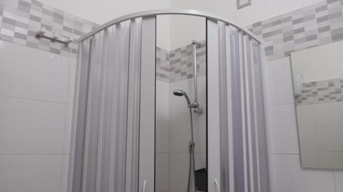 a shower with a shower curtain in a bathroom at B&B Bella Peschici in Peschici
