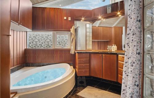 Ένα μπάνιο στο Nice Home In Sjølund With Wifi